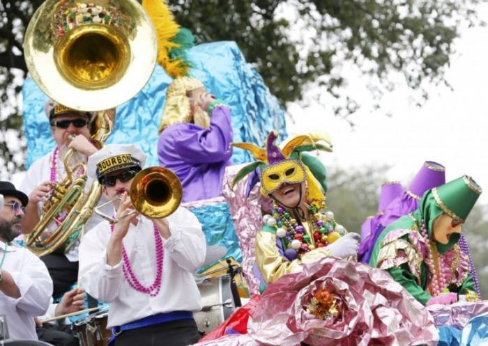 Monet osallistuvat turistit New Orleansissa juhlivat Mardi Gras Mardi Grasia vuosittain