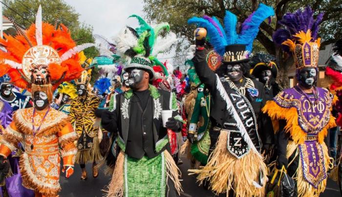 Mardi Gras Mardi Gras -juhlat amerikkalaisilla, jotka ovat pukeutuneet värikkäisiin naamioihin juhlava paraati New Orleansin kaduilla