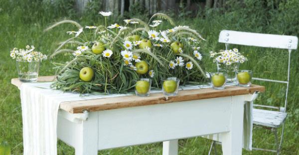 Marguerites -pöydän sisustus vihreiden omenoiden ulkopuolella vanhan puupöydän ulkopuolella