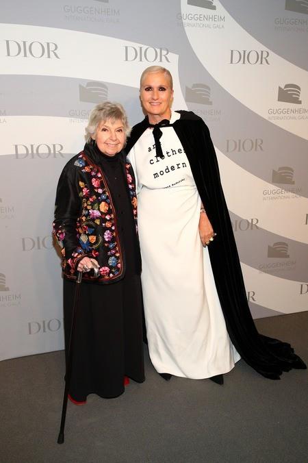 Maria Grazia Chiuri Robin Morganin vieressä