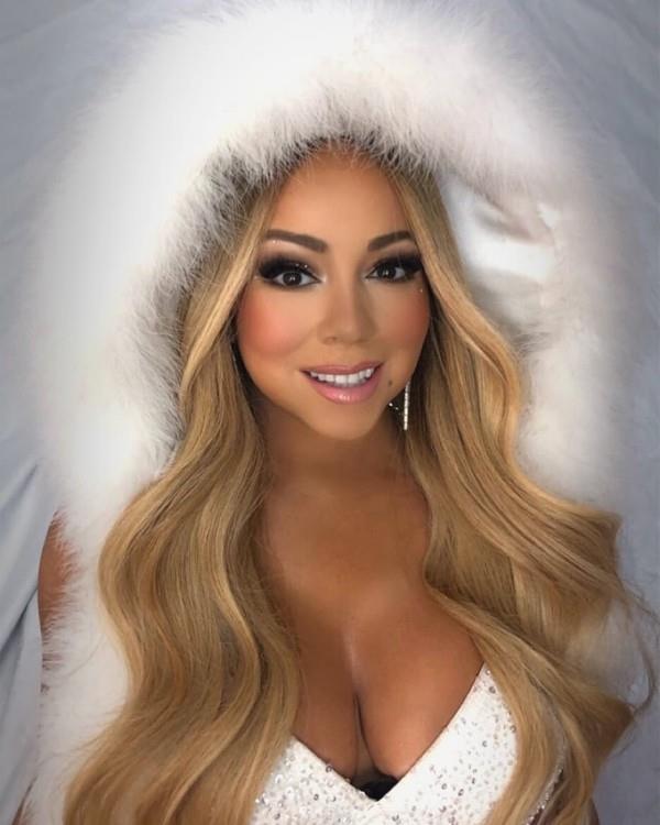 Mariah Carey Kööpenhaminan joulunäytöksessä näyttää enkelin siivet
