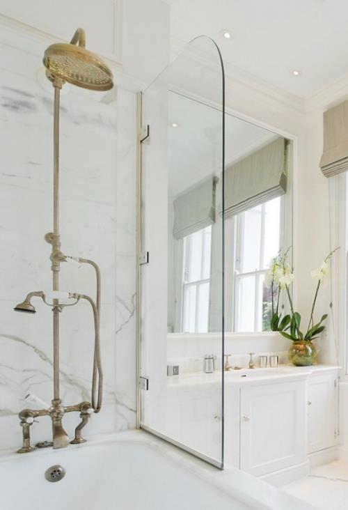 Marmori kylpyhuoneessa marmorilaatat kylpyamme suihku lasiseinä valkoinen kylpyhuone turhamaisuus valkoiset kukat