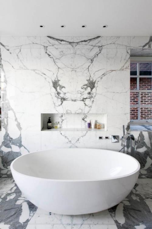 Marmori kylpyhuoneessa marmorilaatat eksentrinen pyöreä kylpyamme upeat marmorilaatat harmaata, tummaa rakeista