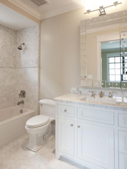 Marmori kylpyhuoneessa marmorilaatat harmaa valkoinen hallitsevat kylpyamme suihku turhamaisuus peili