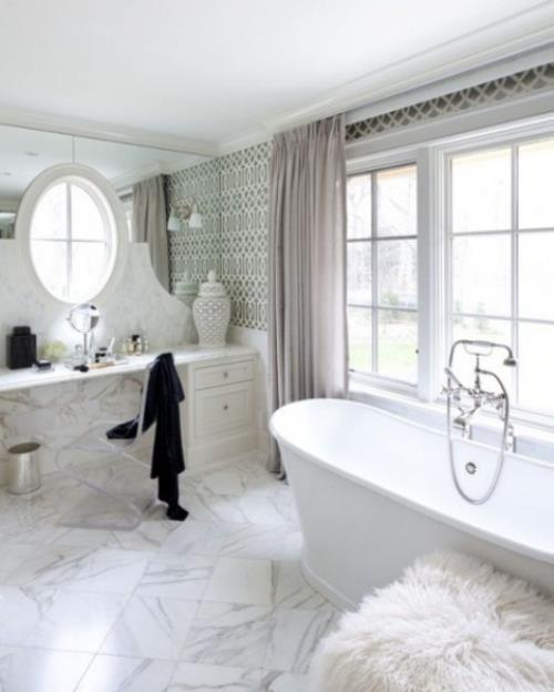 Marmori kylpyhuoneessa marmorilaatat harmaa ja valkoinen kylpyhuoneen muotoilu naisellinen koskettaa suurta ikkunaa