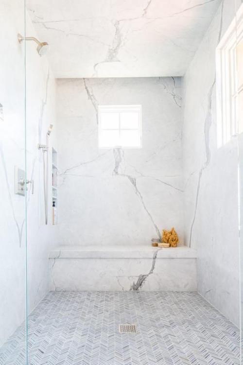 Marmori kylpyhuoneessa marmorilaatat harmaa marmori kaunis rakeinen lasiseinälattia kalanruotokuviolla
