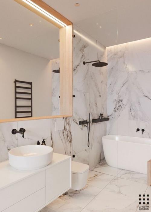 Marmori kylpyhuoneessa marmorilaatat harmaa marmori valkoinen kylpyhuonekalusteet joitakin puuta pieniä mustia aksentteja