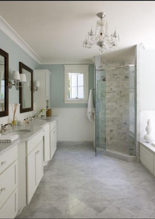 Marmori kylpyhuoneessa marmorilaatat vaaleat värit lasiseinäsuihku valkoinen kylpyhuonekaapit peili