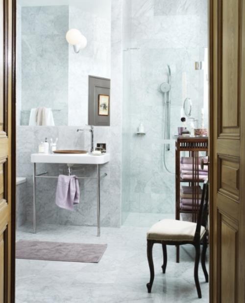 Marmori kylpyhuoneessa marmorilaatat vaaleat värit vaaleat siniset erittäin houkutteleva kylpyhuone