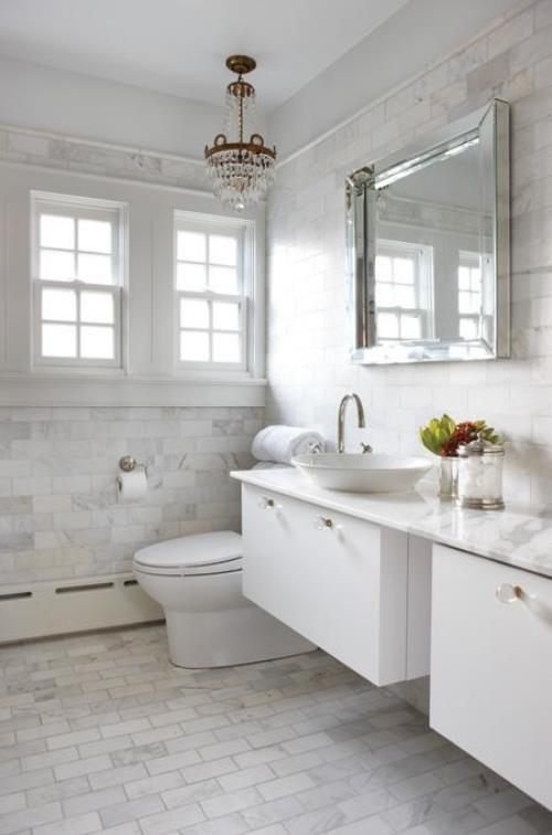Marmoria kylpyhuoneessa.Vaaleanharmaat marmorilaatat hallitsevat kahta turhamaisuutta, wc -ikkunat, peilit