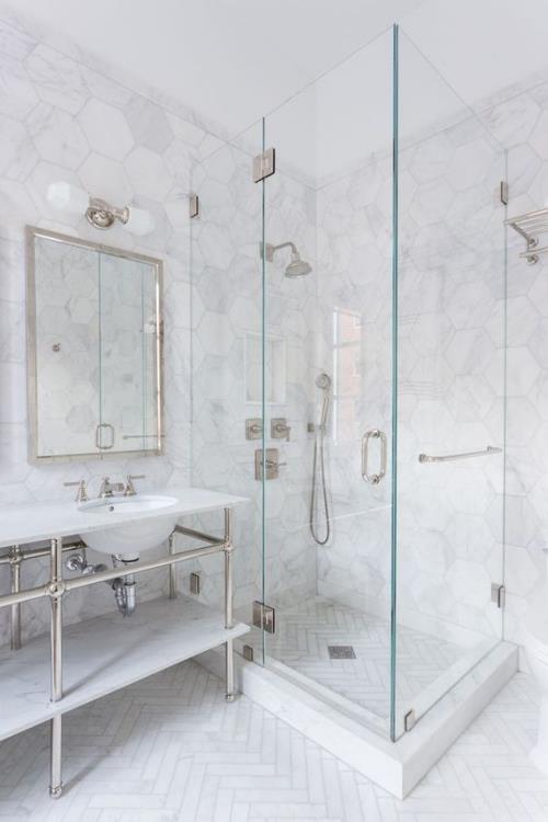 Marmori kylpyhuoneessa marmorilaatat vaaleanharmaa lasitettu suihku, houkutteleva muotoilu