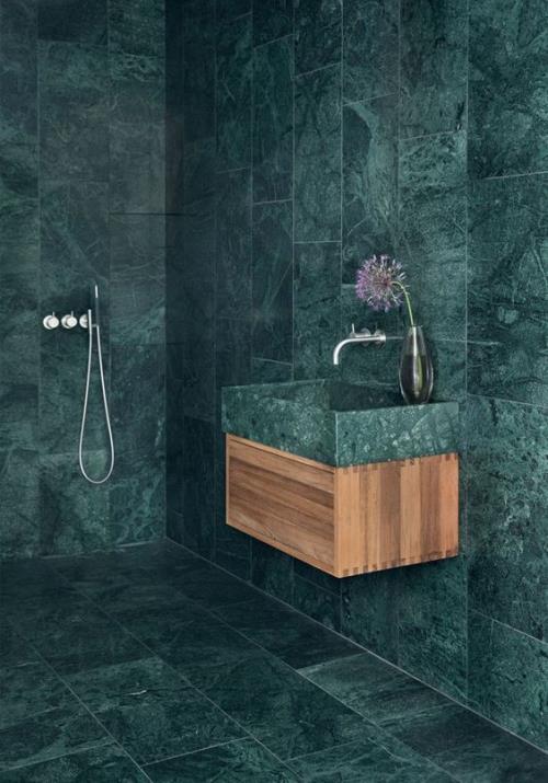 Marmori kylpyhuoneessa Smaragdinvihreät marmorilaatat, aksentti puuta