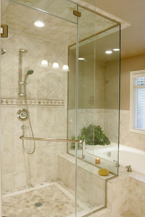 Marmori kylpyhuoneessa marmorilaatat beigenvärisessä kylpyammeessa lasiseinäsuihku erittäin houkutteleva kylpyhuone