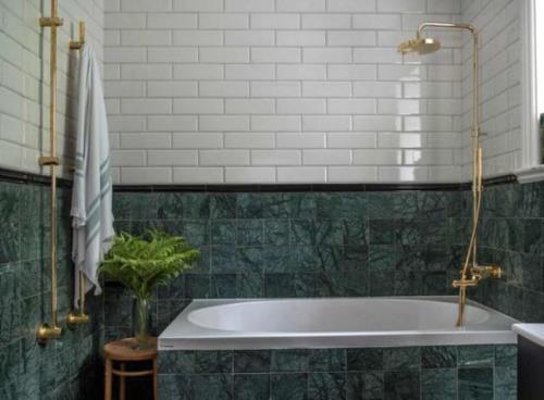 Marmori kylpyhuoneessa marmorilaatat smaragdinvihreä valkoinen metrolaatat vihreä kylpyhuone kasvi