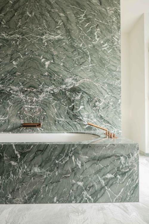 Marmori kylpyhuoneessa marmorilaatat smaragdinvihreä valkoinen vilja kaunis muotoilu