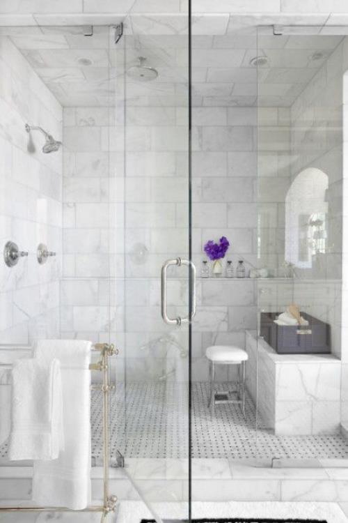 Marmori kylpyhuoneessa marmorilaatat valkoinen ja vaaleanharmaa kylpyhuoneen lasiseinä
