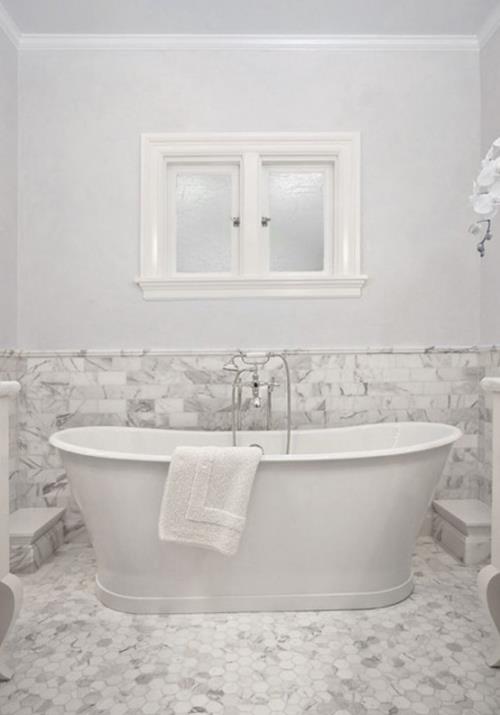 Marmori kylpyhuoneessa marmorilaatat valkoinen ja vaaleanharmaa kylpyamme kauniisti suunniteltu ikkuna