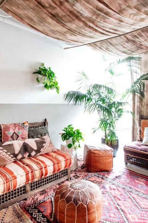 Marokkolaiset lattiatyynyt lämpimiä värejä, paljon vihreää ja vaaleaa