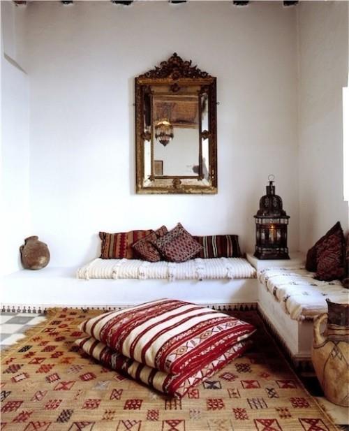 Marokkolaiset asettivat istuinalueen kuvioidut mattolattiatyynyt