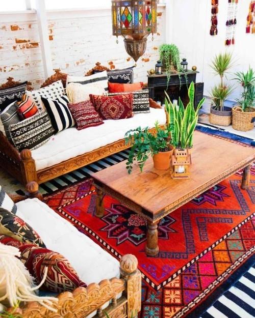 Marokkolainen pystytti värikkäitä ja viihtyisiä puukaiverruksia