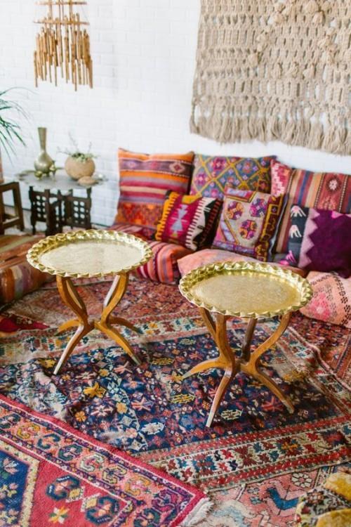 Marokkolainen pystytti matalalle penkille kaksi pientä pyöreää makrameepöytää seinälle