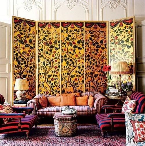 Marokkolainen pystytti kauniisti koristeltu paraventtilamppujen istuinsarjan