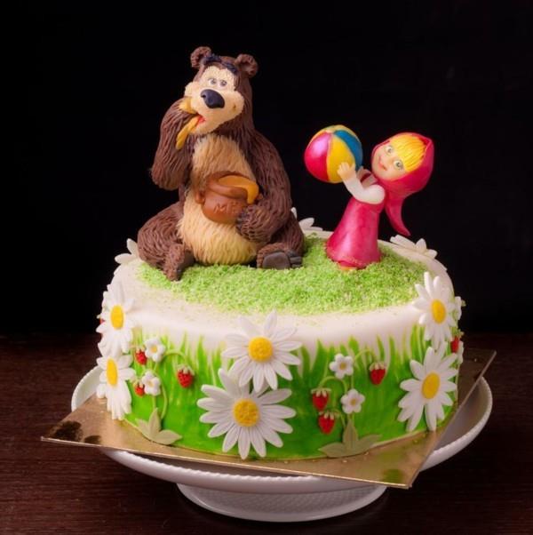 Mascha ja karhukakku -aiheinen kakku lasten syntymäpäivä Mascha -aiheita