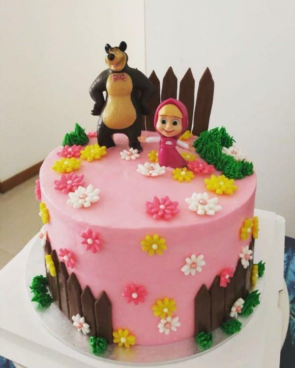 Masha ja Karhu kakku -aiheinen kakku tyttöjen syntymäpäiville