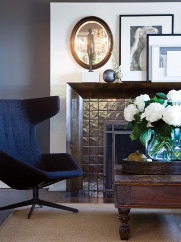 Maskuliininen ja tyylikäs moderni olohuone, tummansininen munatuoli, valkoinen hortensiaseinäkoriste