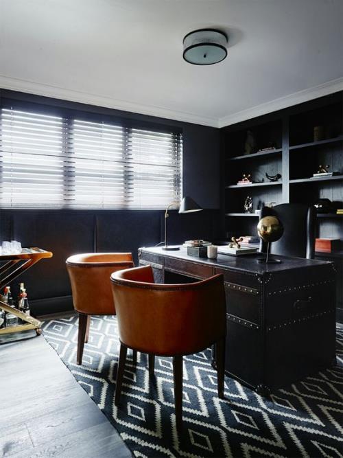 Maskuliininen kotitoimiston klassinen tyylikäs työpöytä, joka on valmistettu tummasta puusta, kaksi nahkaista nojatuolia, kultaisia ​​aksentteja