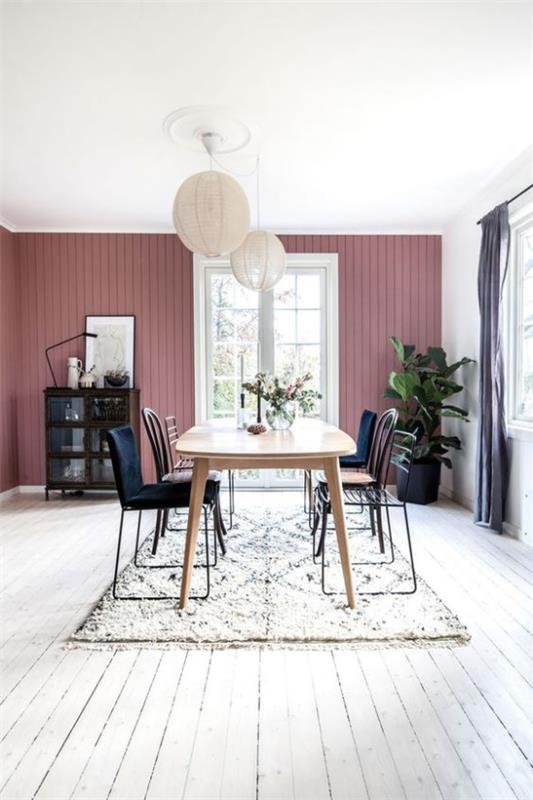 Mauvinvärinen ruokasali kirkkaat värit iso ikkuna ruokapöydän tuolit keskellä näyttävät erittäin kutsuvilta