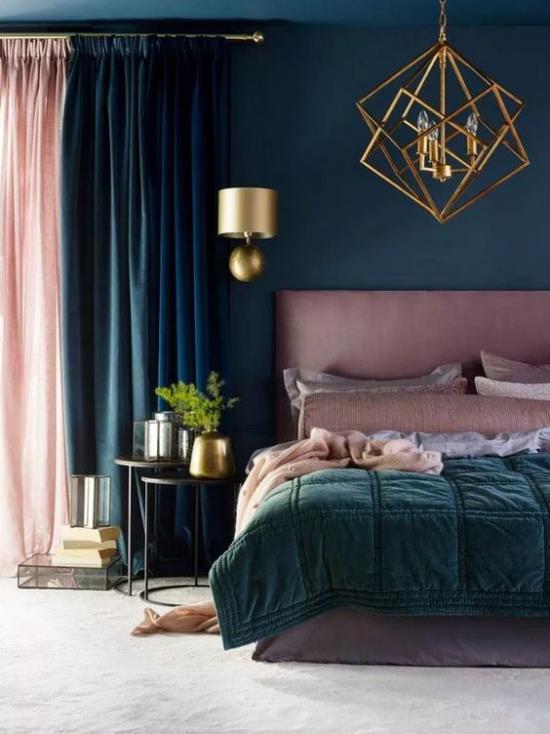 Mauvinvärinen ylellisyys makuuhuoneessa violetti väri tummat sävyt smaragdinvihreä tietty eksoottisuus