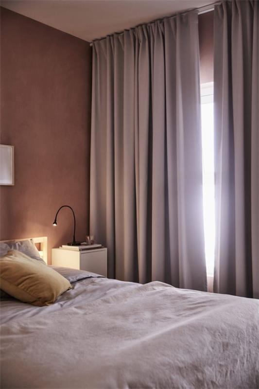 Mauve väri houkutteleva sisustus puhdas kodikkaus makuuhuoneen verhot yöpöytälamppu