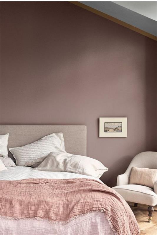 Mauvinvärinen kodikas huoneilmapiiri makuuhuoneen seinän väri vaalea vuodevaatteet päiväpeite