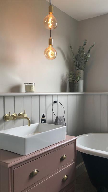 Maunivärinen kylpyhuoneen pohjakaapissa katseenvangitsijana vaaleanharmaa ja valkoinen vintage-tyyli