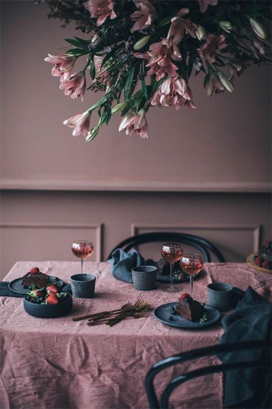 Mauve väri ruokasalissa romanttinen design pöytäliina seinät kukat tummanvihreät astiat näyttävät ylivoimaisilta