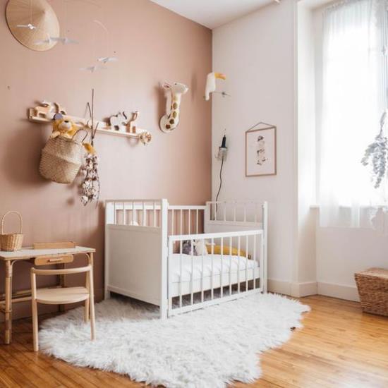Vaaleanpunainen väri lastenhuoneessa yhdistettynä valkoiseen sängynmattoon, kodikas sisustus
