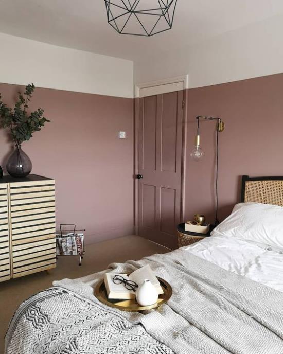 Mauvinvärinen makuuhuoneessa vaaleansininen seinät vaaleanharmaa vuodevaatteet päiväpeite