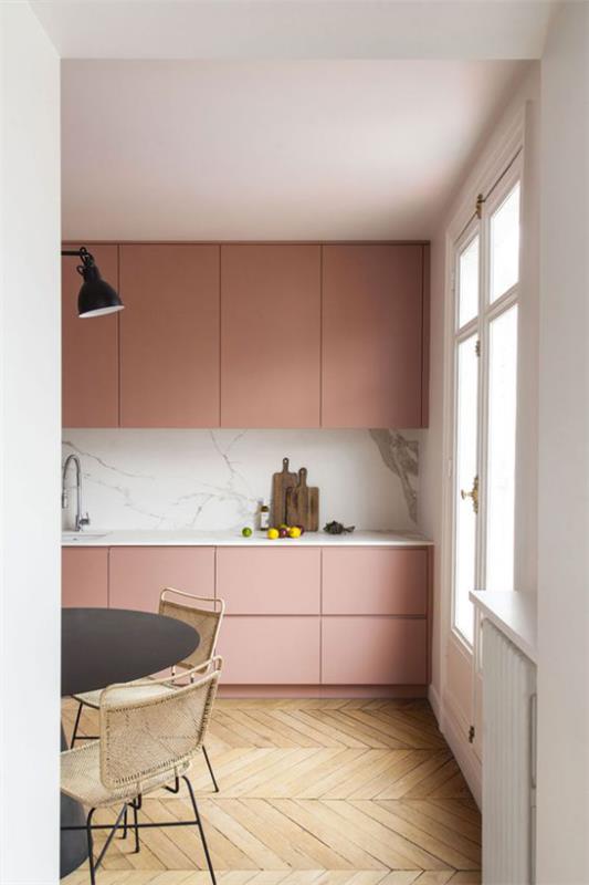 Mauve -väri keittiössä yhdistettynä vaaleaan puuhun, marmoriseen takaseinään