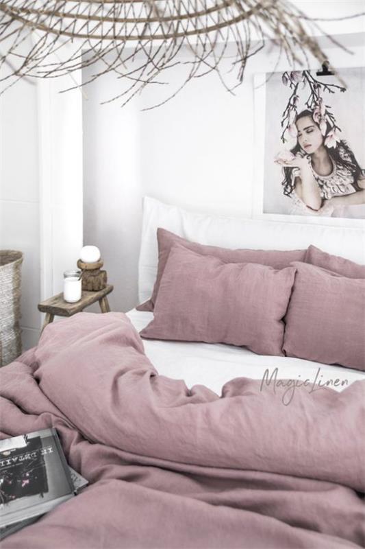 Mauve väri yhdistettynä valkoiseen makuuhuoneessa kodikas sänkykuva romanttinen huoneilmapiiri