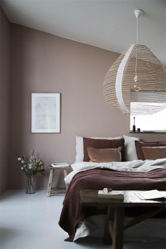 Mauvinvärinen tyylikäs sisustus makuuhuoneen aksentti seinä vuodevaatteet valkoinen ja suklaanruskea
