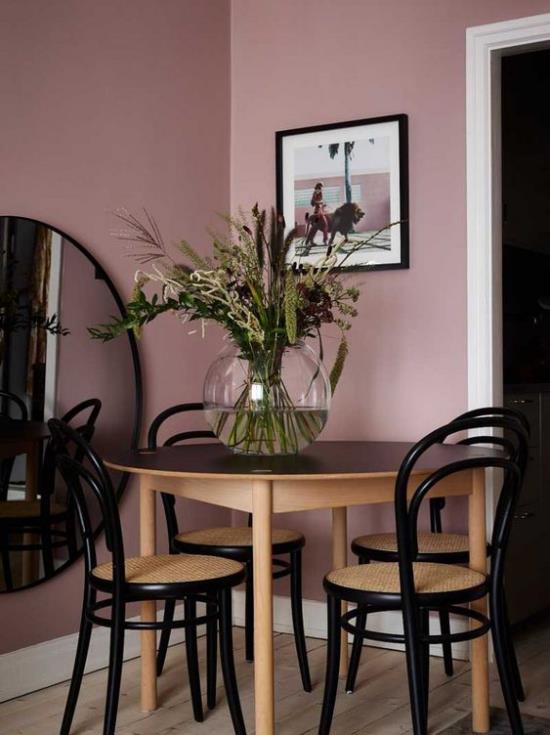 Mauve väri tyylikäs erittäin romanttinen ruokailutila mauve seinät pyöreä pöytä pyöreä peili maljakko kuva