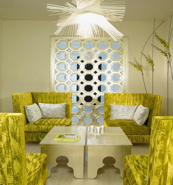 Odotushuoneen huonekalut verhoiltu mukava sohva kirkkaasti rohkealla värillä