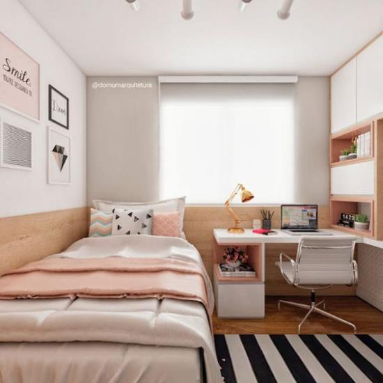 Tyttöjen huone, joka on suunniteltu nykyaikaisella ja käytännöllisellä tavalla, nukkumissänky, kirjoituspöytä ikkunan vieressä, matto oikealla, seinälaite