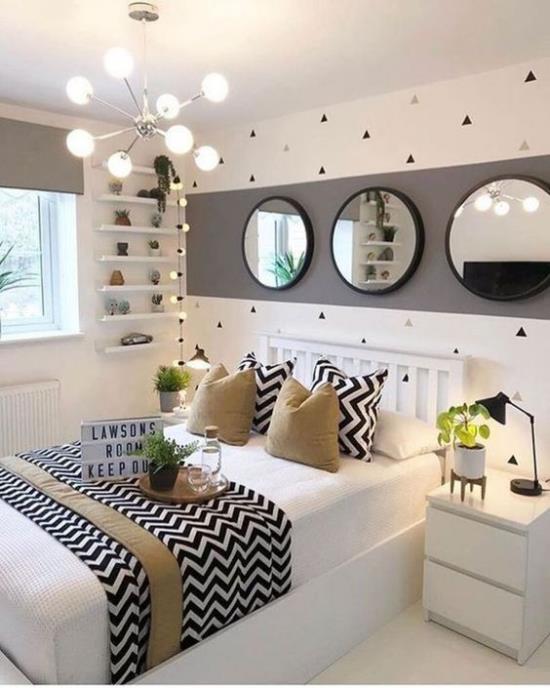 Tyttöjen huone, joka on suunniteltu nykyaikaisella ja käytännöllisellä tavalla, nukkumissänky, kolme pyöreää peiliä, kattokruunu näyttää ylikuormitetulta