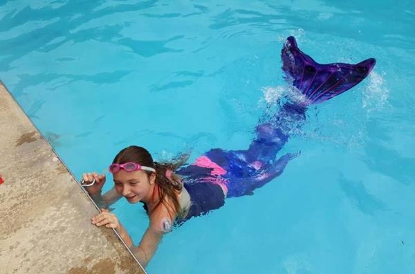 Merenneitoevä lapsille käsityön opetusta uimaan