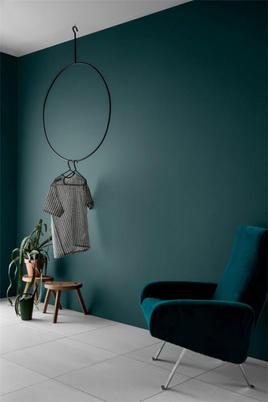 Kyllästetyt värit tuovat enemmän väriä sisustukseen tummansininen seinätuoli harmaa lattia vahva visuaalinen karisma