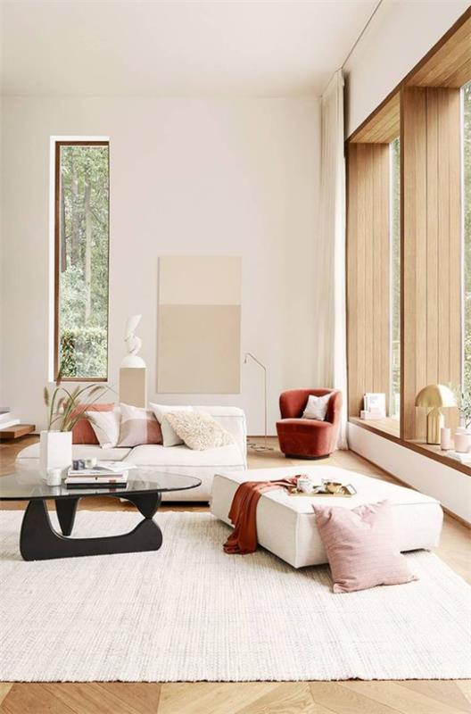 Valoisa, aurinkoinen olohuone tuo enemmän väriä sisustukseen ja matalat huonekalut, joissa on kermanvärisiä suklaanruskeita sävyjä