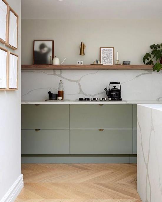 Tuo enemmän väriä sisustukseen minimalistinen keittiö valkoinen marmorinen keittiösaari oikealla harmaa hallitsee