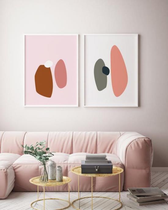 Vaaleanpunainen sohva tuo enemmän väriä sisätiloihin kaksi seinäkuvaketta värilliset värit erittäin houkutteleva olohuoneen ilmapiiri